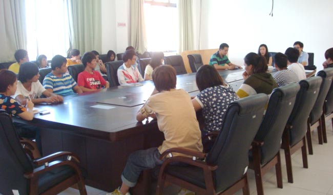 2012年10月25日下午,视觉传达艺术设计系“迎评促建”学生座谈会在学院综合楼三层会议室召开。出席本次会议的人员有系党支部书记李佩老师、系辅导员庞定坤老师、平面教研室主任李林平老师,以及大一、大二年级各班的学生干部、寝室长以及关心系部建设的同学们。 本次会议由李佩老师主持,首先由各班同学发言,在同学们积极发言后三位老师分别根据自己的工作职责给予部分问题的解答,并记录学生的意见和建议。