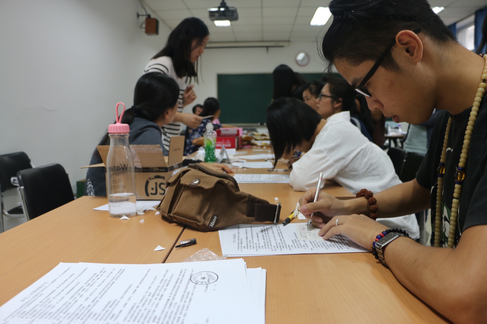 9月19日晚7点,北服校区的老师们组织了本学期的第一个大班会,会议中由曹老师和黄皓泽老师分别讲述了北服校区的各项情况和纪律要求,并制定了对同学们的一系列期望,台下的同学们都很认真的在听,并积极提问,使同学们更加深入的了解了北服校区,也进一步明确了此次上京的目的。此时商务学院也陆续由各班班主任开完了各自的班会,并取得了一样的效果。
