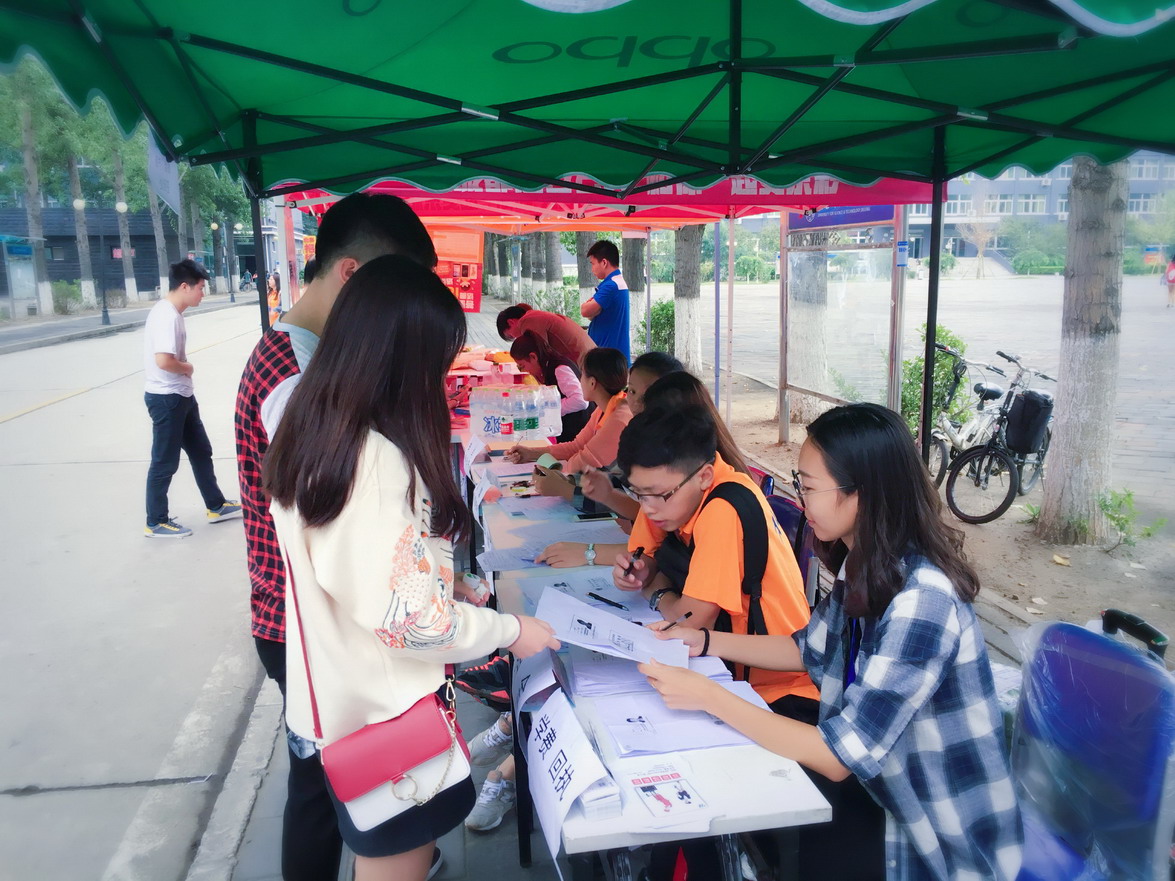 9月19日晚7点,北服校区的老师们组织了本学期的第一个大班会,会议中由曹老师和黄皓泽老师分别讲述了北服校区的各项情况和纪律要求,并制定了对同学们的一系列期望,台下的同学们都很认真的在听,并积极提问,使同学们更加深入的了解了北服校区,也进一步明确了此次上京的目的。此时商务学院也陆续由各班班主任开完了各自的班会,并取得了一样的效果。