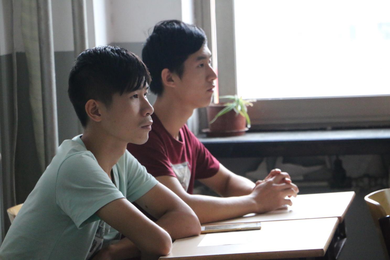 9月19日晚7点,北服校区的老师们组织了本学期的第一个大班会,会议中由曹老师和黄皓泽老师分别讲述了北服校区的各项情况和纪律要求,并制定了对同学们的一系列期望,台下的同学们都很认真的在听,并积极提问,使同学们更加深入的了解了北服校区,也进一步明确了此次上京的目的。此时商务学院也陆续由各班班主任开完了各自的班会,并取得了一样的效果。