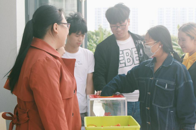 “为爱而生”“让艾远离”! 艾滋是什么? 它是怎么产生的? 它的传播途径又是什么? 它可以预防吗? 为了提高同学们对艾滋病的认识,并且能有效地预防艾滋 12月1日中午在西校区食堂门口,由学生会青年志愿者协会和爱心协会组织的关于“防止艾滋”的宣传活动举行。 正午刚到,活动现场便挤满着人群,食堂外的风在大也无法阻止同学们参与活动的热情,感受一下现场的火热程度吧! 同学们对抽奖活动很是热衷呢 活动通过对同学们进行“防艾