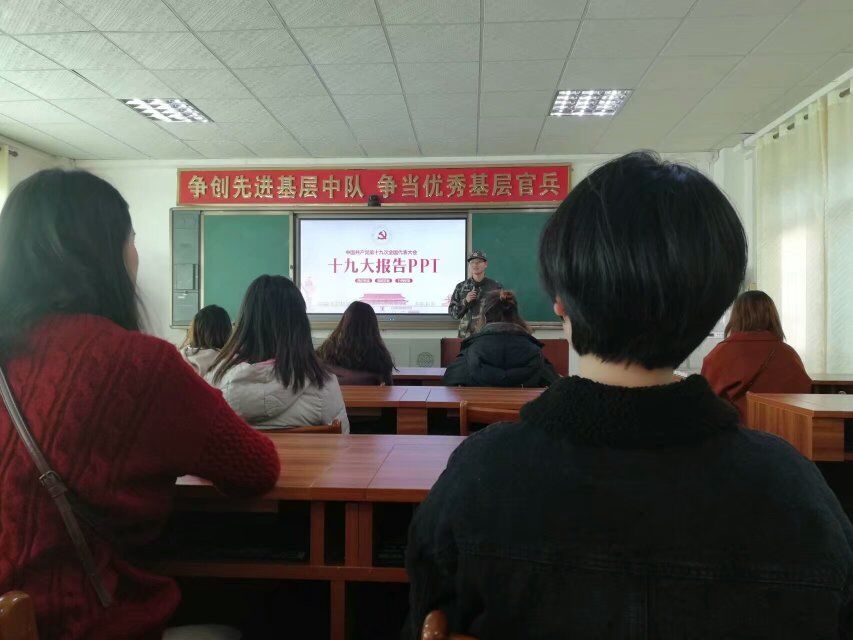 所以为了响应学校团委“青年践悟十九大 牢记使命创未来”的号召,在和班里同学积极讨论后我们决定走进部队,见见那些保卫疆土把青春献给国家我们最可爱的人。深入学习他们身上遇到困难绝不退缩,对国家绝对忠诚无私奉献的精神。 在去部队之前我们准备了小节目,但是经过了解部队有严格的纪律,不能有任何娱乐性节目,我们决定发挥美术生的特长,画出自己心中最可爱的人作为小礼物送给他们。 进入部队后朱队长给我们看了两段视频,一段是为了庆祝祖国华诞的视频;一段是他们部队日常训练的视频。 看完视频后我们又分