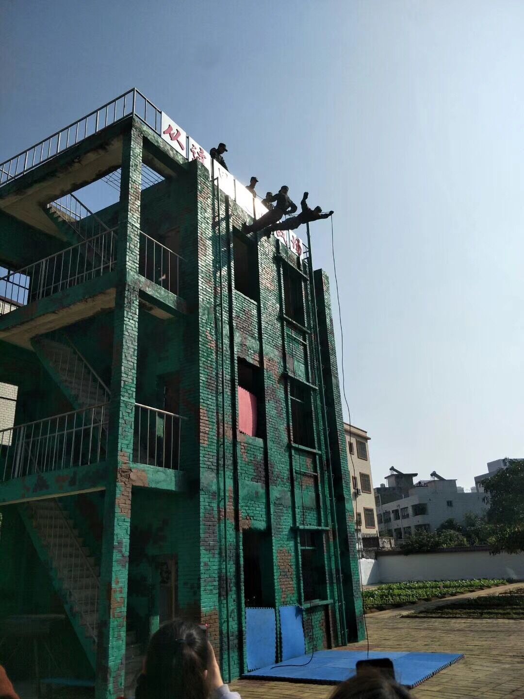 所以为了响应学校团委“青年践悟十九大 牢记使命创未来”的号召,在和班里同学积极讨论后我们决定走进部队,见见那些保卫疆土把青春献给国家我们最可爱的人。深入学习他们身上遇到困难绝不退缩,对国家绝对忠诚无私奉献的精神。 在去部队之前我们准备了小节目,但是经过了解部队有严格的纪律,不能有任何娱乐性节目,我们决定发挥美术生的特长,画出自己心中最可爱的人作为小礼物送给他们。 进入部队后朱队长给我们看了两段视频,一段是为了庆祝祖国华诞的视频;一段是他们部队日常训练的视频。 看完视频后我们又分