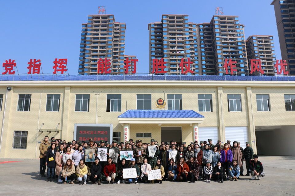 所以为了响应学校团委“青年践悟十九大 牢记使命创未来”的号召,在和班里同学积极讨论后我们决定走进部队,见见那些保卫疆土把青春献给国家我们最可爱的人。深入学习他们身上遇到困难绝不退缩,对国家绝对忠诚无私奉献的精神。 在去部队之前我们准备了小节目,但是经过了解部队有严格的纪律,不能有任何娱乐性节目,我们决定发挥美术生的特长,画出自己心中最可爱的人作为小礼物送给他们。 进入部队后朱队长给我们看了两段视频,一段是为了庆祝祖国华诞的视频;一段是他们部队日常训练的视频。 看完视频后我们又分